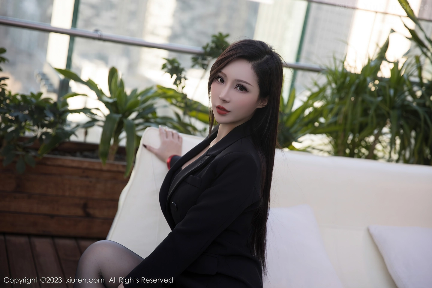 图片[4]-[XiuRen秀人网]2023.02.17 VOL.6284 王馨瑶yanni 黑色紧身修女制服与白色蕾丝内衣加丝袜美腿性感私房写真集-秀人网官方网站